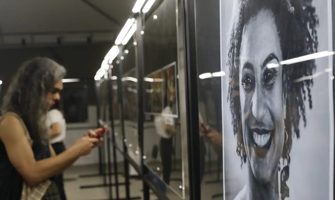 Rio de Janeiro (RJ), 27/07/2023 - Exposição de fotos marca o lançamento da fotobiografia que conta a trajetória de Marielle Franco, no Centro de Artes da Maré. Foto: Fernando Frazão/Agência Brasil