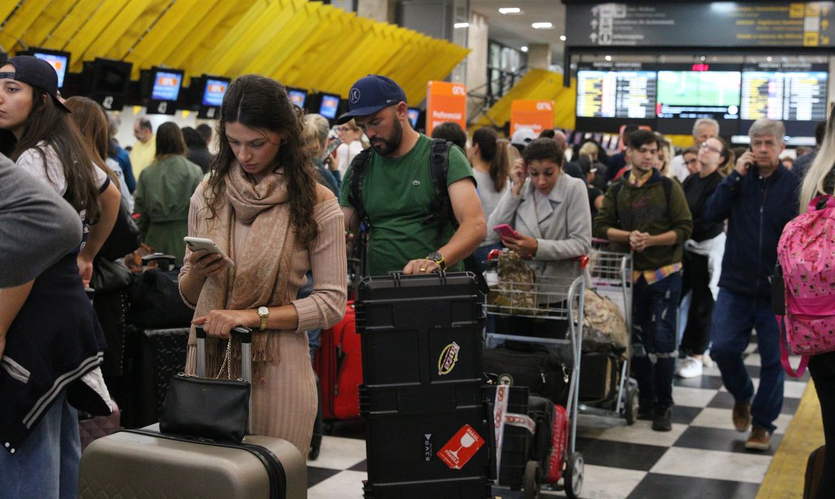 Fila de passageiros no embarque do Aeroporto de Congonhas após cancelamento de vôos.