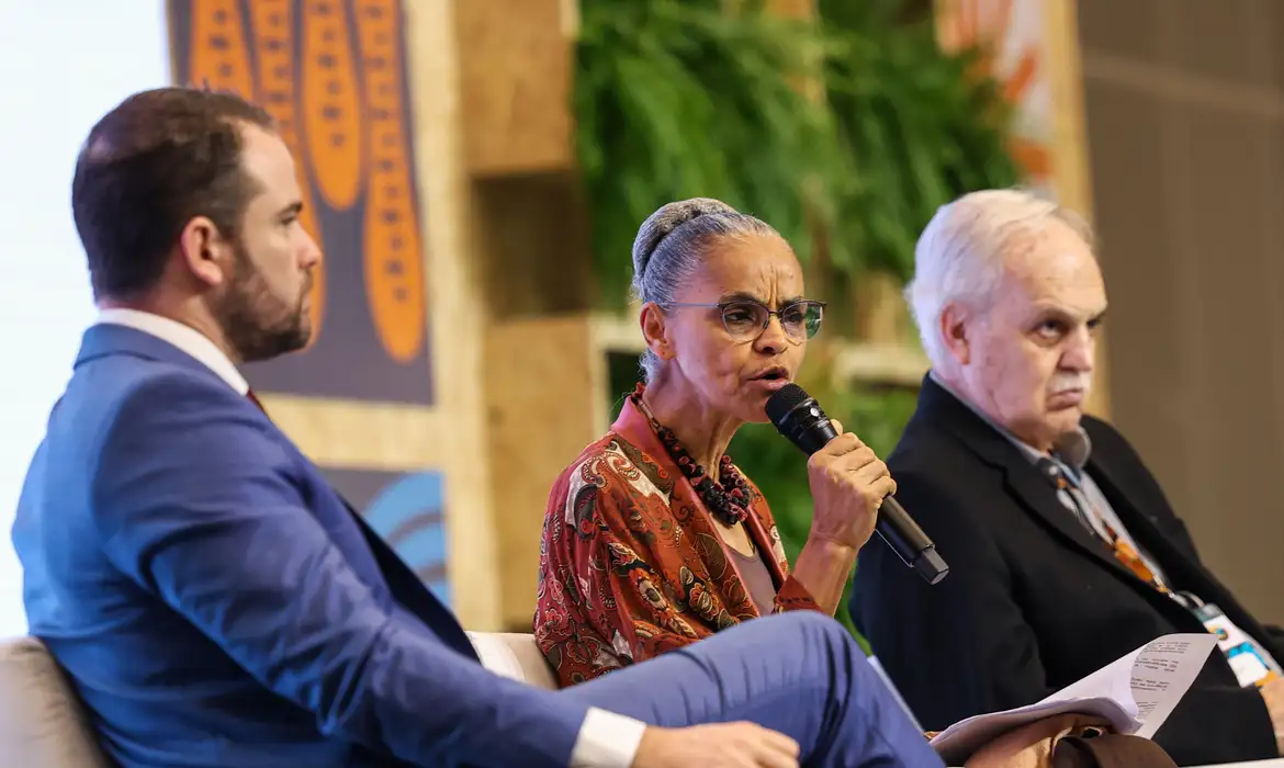 Brasília (DF), 07/05/2025 - A ministra do Meio Ambiente, Marina Silva (c), cientista brasileiro do sistema terrestre, Carlos Nobre (d) e ministro da Fazenda substituto, Dario Durigan (e), participam de palestra magna durante a 5ª Conferência Nacional do Meio Ambiente.Foto: Marcelo Camargo/Agência Brasil