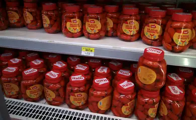 Brasília - O ministro da Agricultura, Blairo Maggi, acompanha fiscalização de produtos derivados de carne em supermercados (José Cruz/Agência Brasil)