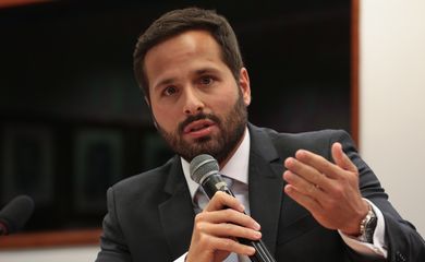 Brasília – O ministro da Cultura, Marcelo Calero, fala na Comissão Parlamentar de Inquérito que apura irregularidades na concessão de benefícios e incentivos culturais previstos na Lei Rouanet (José Cruz/Agência Brasil)