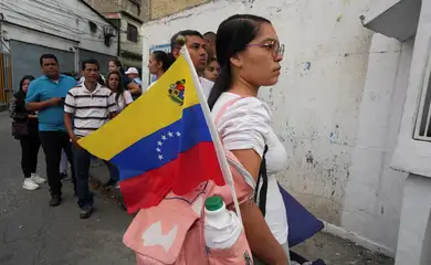 People wait to vote during the country's presidential election, in Caracas, Venezuela July 28, 2024. REUTERS/Alexandre Meneghini