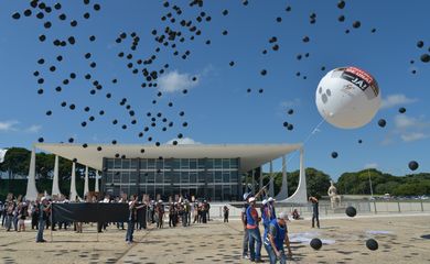 Brasília – No Dia Nacional de Combate ao Trabalho Escravo, ato público em frente ao Supremo Tribunal Federal (STF), lembra 10 anos da Chacina de Unaí (Wilson Dias/Agência Brasil)