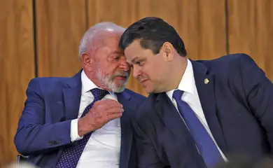 Brasília (DF) 13/08/2025 - O presidente da República, Luiz Inácio Lula da Silva, conversa com o presidente do Senado Federal, Davi Alcolumbre, durante assinatura da medida provisória (MP) Brasil Soberano., no Palácio do Planalto Foto: CanalGov/Reprodução