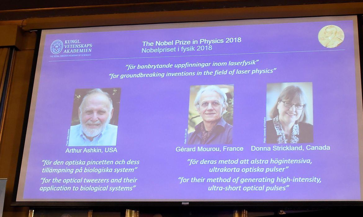 EPA6874. ESTOCOLMO (SUECIA), 02/10/2018.- Los retratos de los tres ganadores del Nobel de Física, el estadounidense Arthur Ashkin (izq), el francés Gérard Mourou (c) y la canadiense Donna Strickland, son expuestos en la Real Academia de las