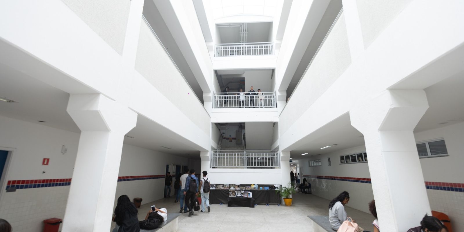 Escola em tempo integral deve ter jornada mínima de 35 horas semanais Escola em tempo integral deve ter jornada mínima de 35 horas semanais