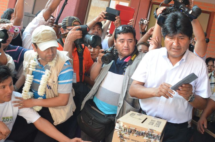 Foto divulgada pela Agência Boliviana de Informação mostra o presidente boliviano Evo Morales votando em uma seção eleitora em Cochabamba, na Bolivia