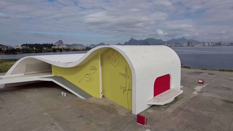 Teatro Popular de Niterói é uma das obras que faz parte do Caminho Niemeyer
