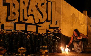 Uma mulher acende velas enquanto presta homenagem às vítimas do tiroteio na escola Raul Brasil em Suzano, São Paulo, Brasil 13 de março de 2019. REUTERS / Amanda Perobelli