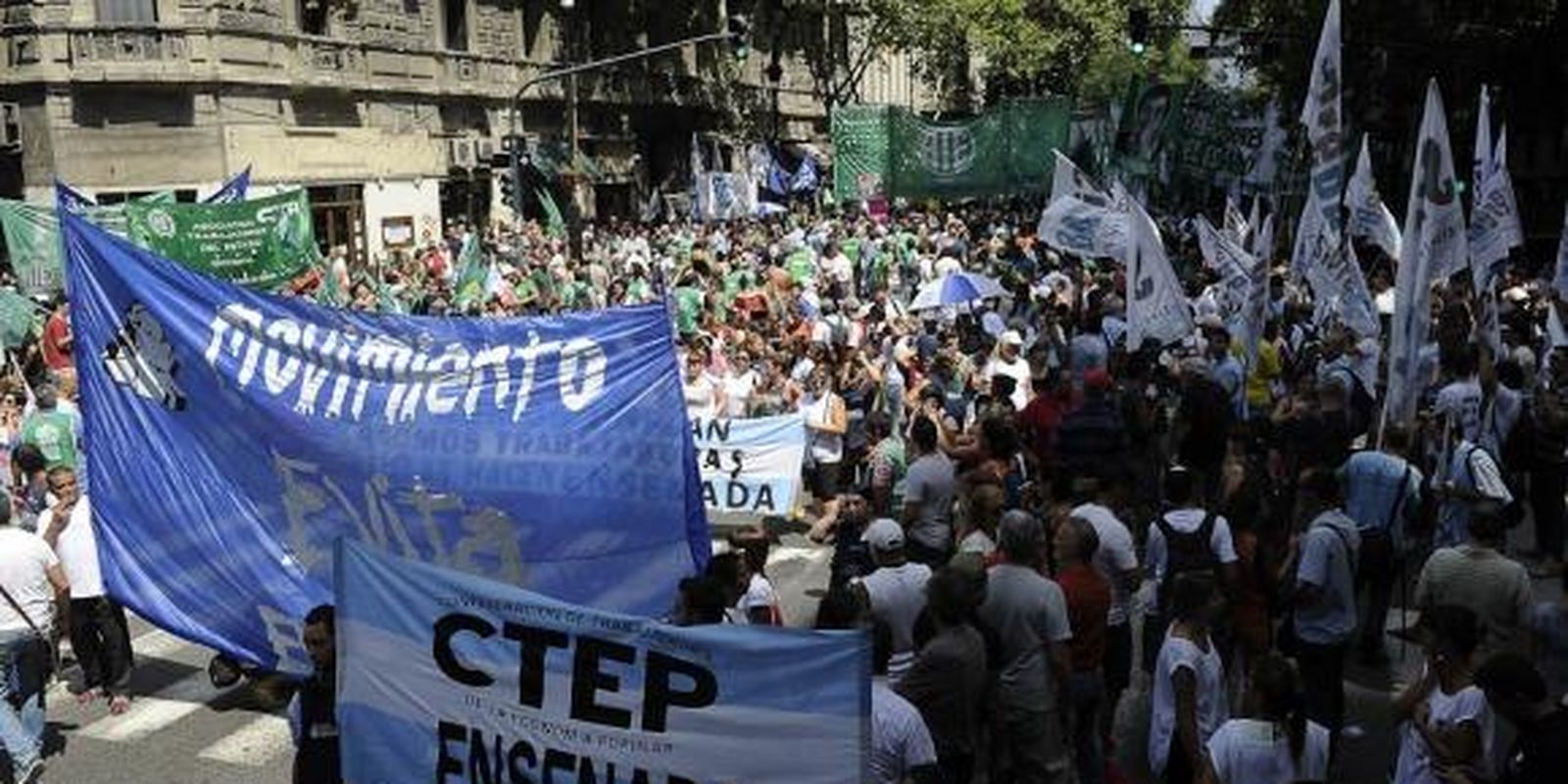 Em Protesto Contra Demissões Funcionários Públicos Começam Greve Na Em Protesto Contra Demissões Funcionários Públicos Começam Greve Na
