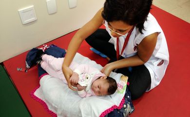 Recife - A fisioterapeuta Cynthia Ximenes da Associação de Assistência à Criança Deficiente atende bebês com microcefalia e orienta as mães sobre como fazer os exercícios em casa para melhorar o desenvolvimento das crianças (Sumaia Villela