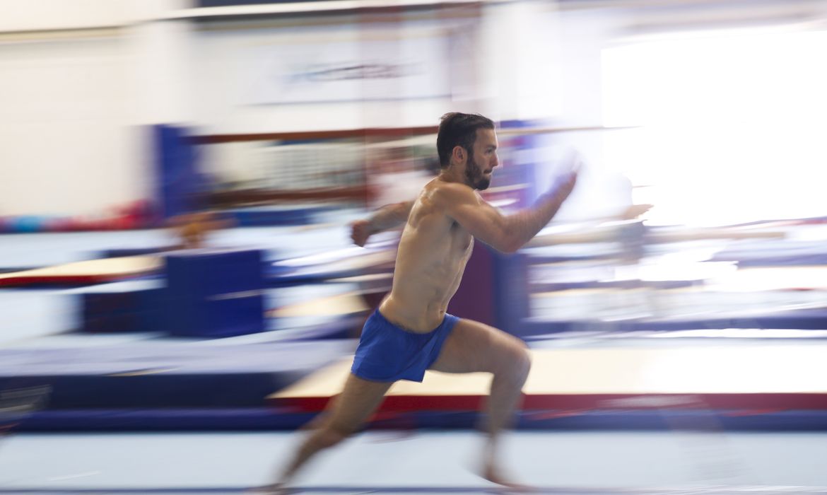 Diego Hypólito treina com atletas da seleção brasileira de ginástica artística, categorias adulto e juvenil, no Centro de Treinamento do Time Brasil, no Parque Olímpico.