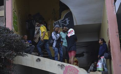 Brasília - Integrantes do Movimento Resistência Popular invadem o prédio do Hotel Torre Palace (Elza Fiuza/Agência Brasil)