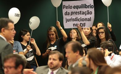 Brasília - Reunião da Comissão Mista de Orçamento para discutir o relatório final da Lei Orçamentária Anual de 2017 (Antonio Cruz/Agência Brasil)