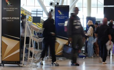 People walk past the South African Airways (SAA) counters at Cape Town International Airport, amid SAA pilots planning to strike following a deadlock in pay rise negotiations, in Cape Town, South Africa, December 5, 2024. Reuters/Esa Alexander/Proibida reprodução