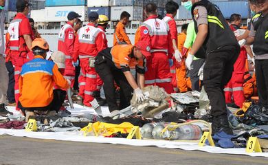 EPA1378. YAKARTA (INDONESIA), 29/10/2018.- Miembros de los servicios de rescate trasladan los cuerpos de las víctimas del avión accidentado en Indonesia en el puerto Tanjung Priok en Yakarta (Indonesia) hoy, 29 de octubre de 2018. El avión de la