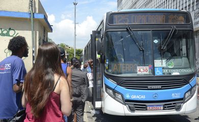 Ônibus circulam pela cidade sem ar condicionado no centro do Rio de Janeiro