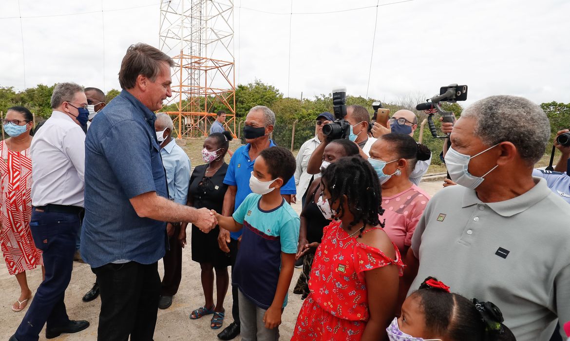 (Alcântara - MA, 11/02/2021) Presidente da República Jair Bolsonaro, posa para fotografia com famílias e lideranças de agrovilas locais.
Foto: Alan Santos/PR