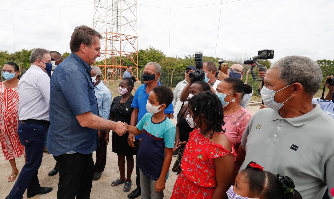 (Alcântara - MA, 11/02/2021) Presidente da República Jair Bolsonaro, posa para fotografia com famílias e lideranças de agrovilas locais.
Foto: Alan Santos/PR