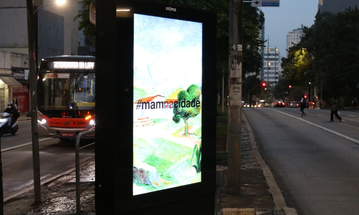 Painés de obras do acervo do Museu de Arte Moderna - MAM em pontos de ônibus na avenida Paulista.