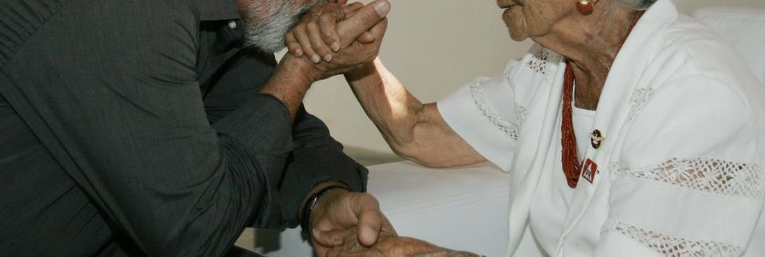 O ex-presidente Lula encontra dona Canô em Cachoeira, em 2006