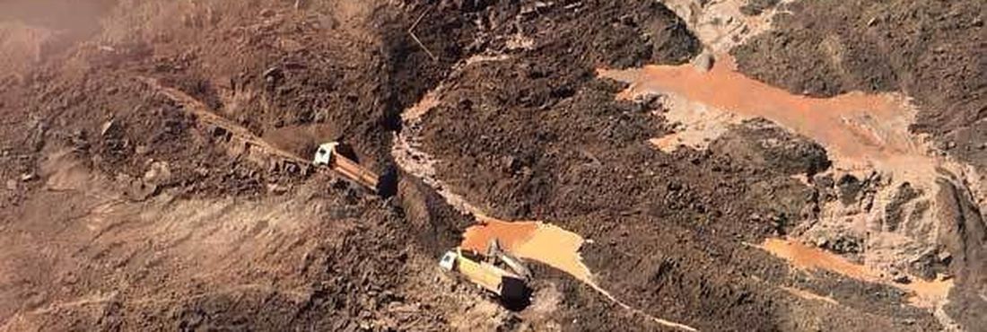 Barragem de mineradora se rompe em Mariana