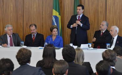 A presidenta Dilma Rousseff durante evento em que recebeu apoio do PSD, no Palácio do Planalto. Na foto, fala o presidente nacional do PSD, Gilberto Kassab (Antonio Cruz/Agência Brasil)