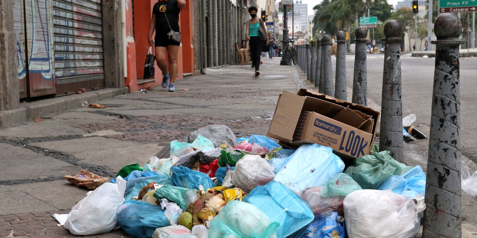 Lixo se acumula pela cidade após garis entrarem em greve. Os funcionários da Comlurb, empresa de limpeza urbana municipal, decidiram ontem(28) entrar em greve.