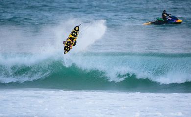 Campeão olímpico de surfe Ítalo Ferreira se classifica em campeonato em Portugal