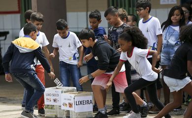 Brasília - Alunos da Escola Classe 29 de Taguatinga participam de atividades do projeto Adasa na Escola, que ensina crianças a ajudar na preservação da água (Marcelo Camargo/Agência Brasil)