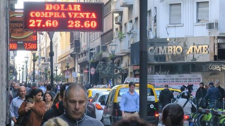 Economia argentina tem dia de disparada do dólar frente ao peso
