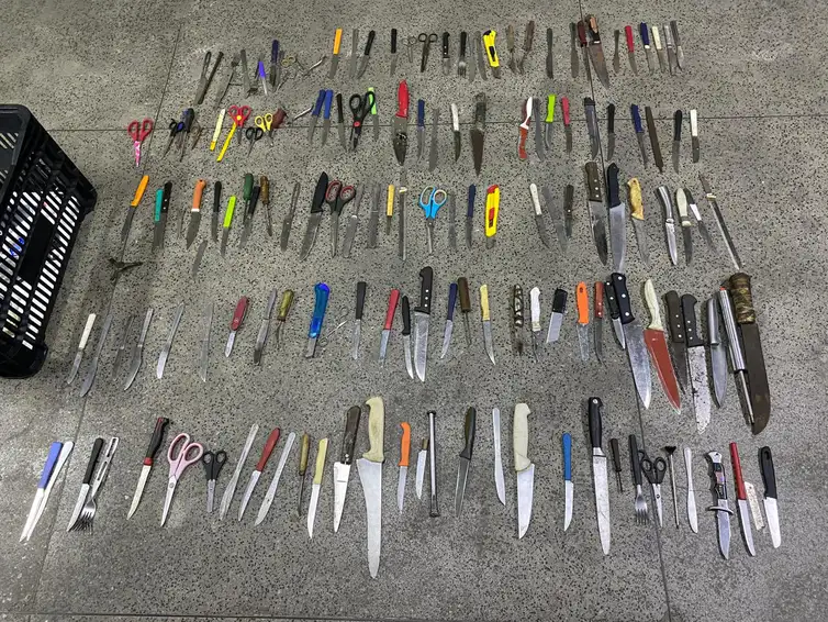PM RJ/Divulgação A Polícia Militar informou que apreendeu mais 160 objetos perfurocortantes em diversos pontos de bloqueio e revista em Copacabana. Em uma imagem divulgada pela corporação, é possível ver itens como tesouras, estiletes e facas. Também foram conduzidas 33 pessoas para as delegacias do bairro, suspeitas de infrações criminais. Foto: PM RJ/Divulgação