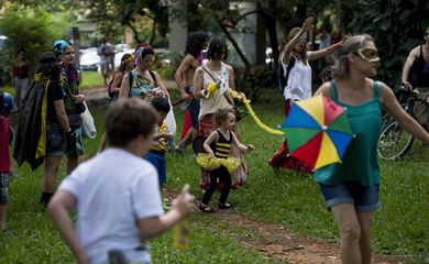 Crianças e adultos se divertem no Bloco Tesourinha ( Marcelo Camargo/Agência Brasil)