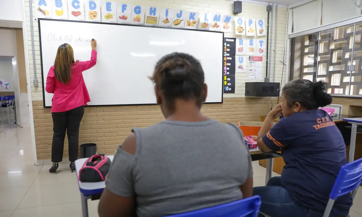 02/04/2024 - Com menor taxa de analfabetismo do país, DF é referência em educação. Centro Educacional 2 de Taguatinga. Na foto adultos assistem aula dentro da sala da aula, Escola. Foto: Geovana Albuquerque/Agência Brasília