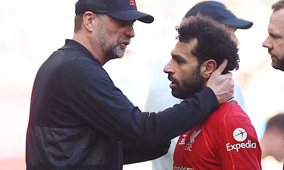 Técnico do Liverpool, Juergen Klopp,  conversa com atacante Mohamed Salah após substitui-lo durante final da Copa da Inglaterra  contra o Chelsea