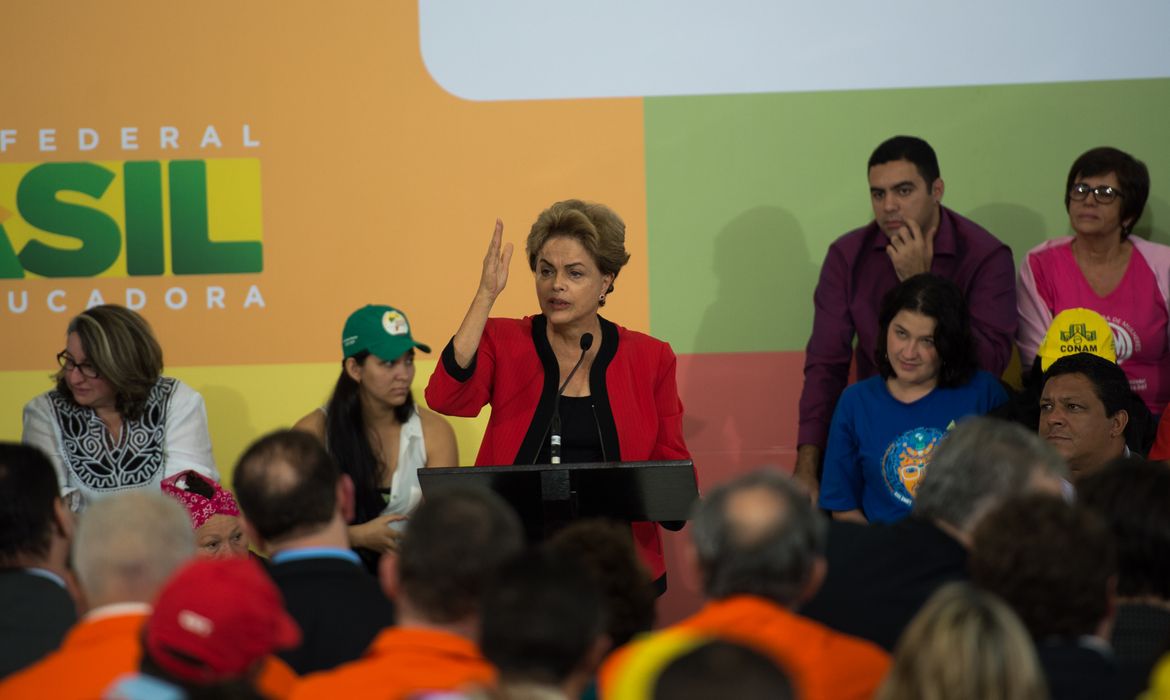 A presidenta Dilma Rousseff participa do evento Diálogo com os Movimentos Sociais, no Palácio do Planalto (Fabio Rodrigues Pozzebom/Agência Brasil)