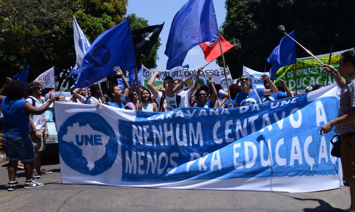 Brasília - União Nacional dos Estudantes (UNE) faz passeata contra o ajuste fiscal do governo federal e os recentes cortes nas áreas sociais do país, em especial na educação (Elza Fiúza/Agência Brasil)