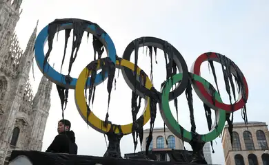 Óleo preto pingando dos anéis olímpicos durante protesto do Greenpeace antes da chegada da tocha olímpica dos Jogos de Inverno em Milão, na Itália
05/02/2026 REUTERS/Claudia Greco