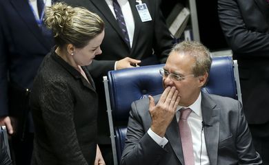Brasília - A senadora Gleisi Hoffman e o presidente do Senado, Renan Calheiros, na reunião para eleger a comissão do impeachment da presidenta Dilma Rousseff  (Marcelo Camargo/Agência Brasil)