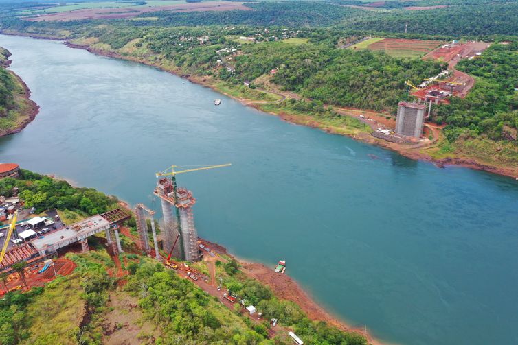 Obras da Ponte da Integração Brasil- Paraguai, no Rio Paraná