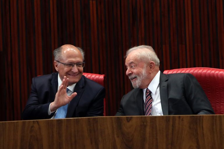 Vice-presidente eleito, Geraldo Alckmin e o presidente eleito, Luiz Inácio Lula da Silva, durante cerimônia de diplomação no TSE