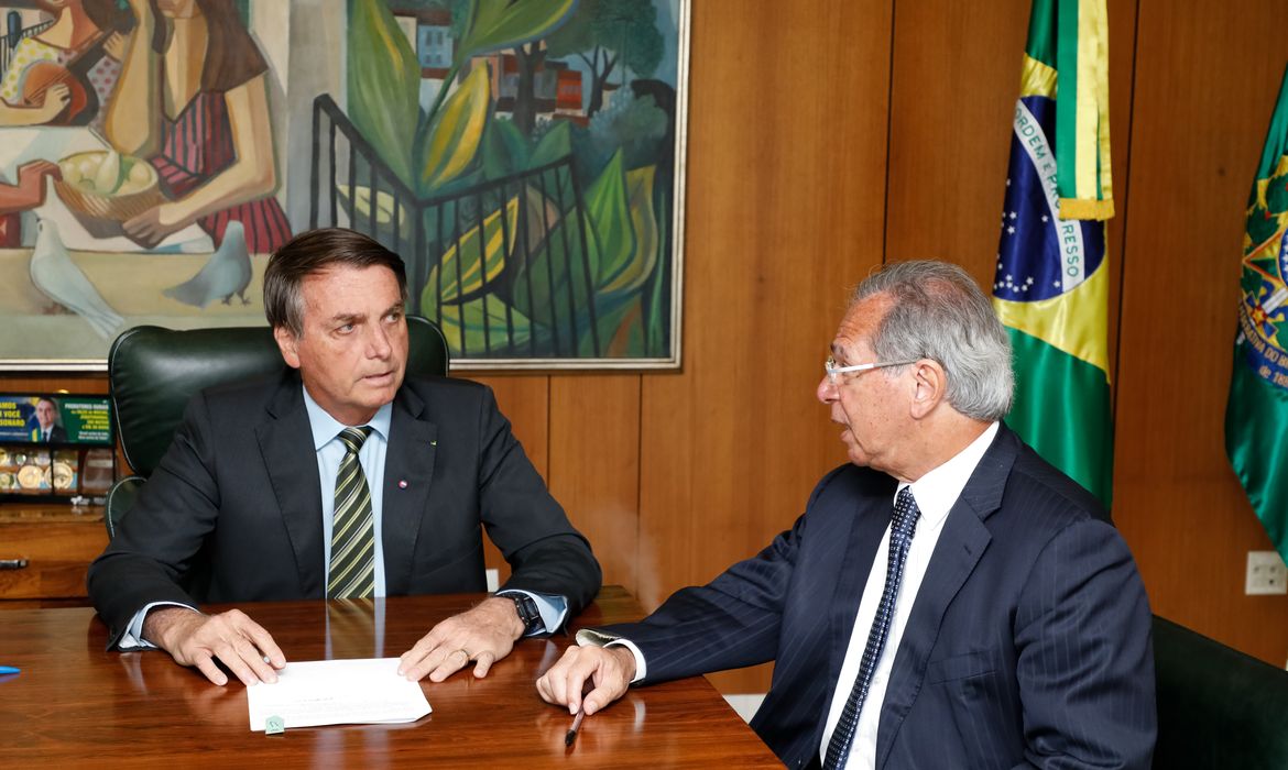 O presidente da República, Jair Bolsonaro e o ministro da Economia, Paulo Guedes, durante a assinatura do Decreto 10.470/2020, que prorroga o Benefício Emergencial.
