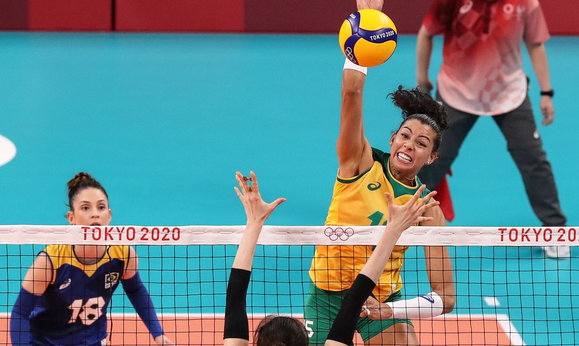 Brasil bate a Coreia do Sul no vôlei feminino em Tóquio.