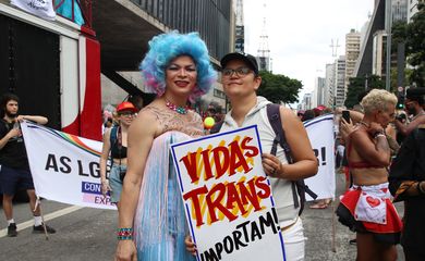 Concentração da VI Caminhada Trans de São Paulo, que celebra o Dia Nacional da Visibilidade Trans e Travesti, no Museu de Arte de São Paulo (Masp), na avenida Paulista.