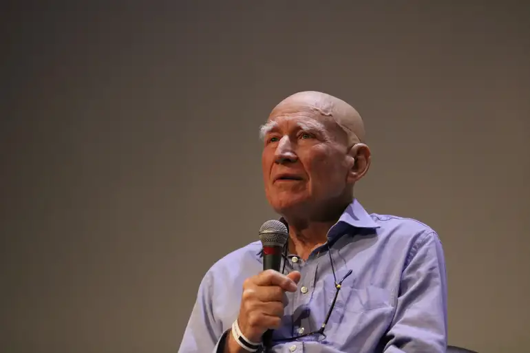 São Paulo (SP), 09/05/2024 - O fotógrafo Sebastião Salgado fala durante abertura da mostra 50 anos da Revolução dos Cravos em Portugal, com curadoria de Lélia Wanick Salgado, no Museu da Imagem e do Som - MIS. Foto: Rovena Rosa/Agência Brasil