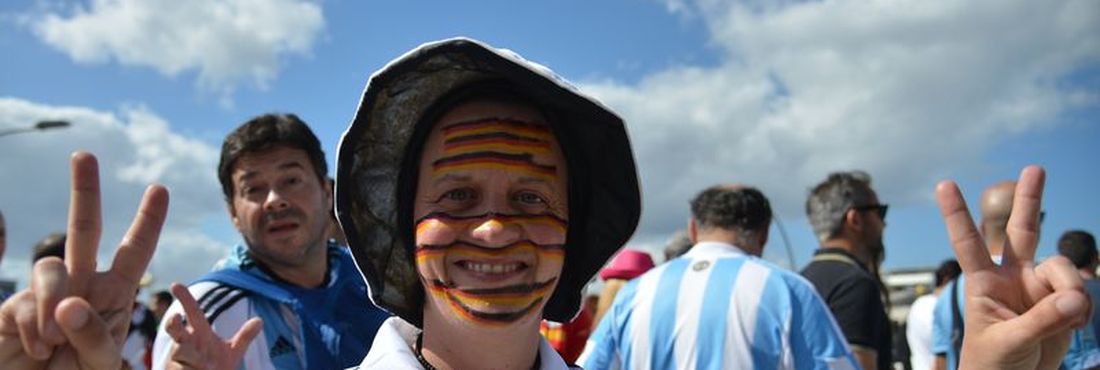 Torcedores chegam no Estádio Maracanã para o jogo final da Copa do Mundo entre Alemanha e Argentina