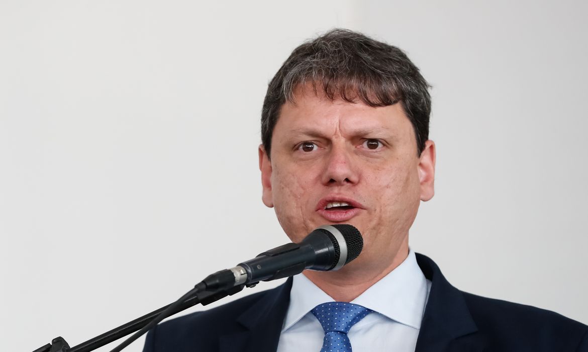 O ministro da Infraestrutura, Tarcísio Gomes de Freitas, durante cerimônia de inauguração do Aeroporto Glauber Rocha, em Vitória da Conquista (BA).