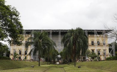 Início das obras na fachada e telhado do Museu Nacional