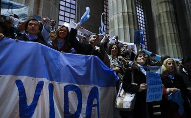 BAS07. BUENOS AIRES (ARGENTINA), 06/08/2018.- Decenas de personas, integrantes de grupos contra la aprobación del aborto legal, participan en una concentración hoy, lunes 6 de agosto de 2018, frente a la Facultad de Derecho de la Universidad de