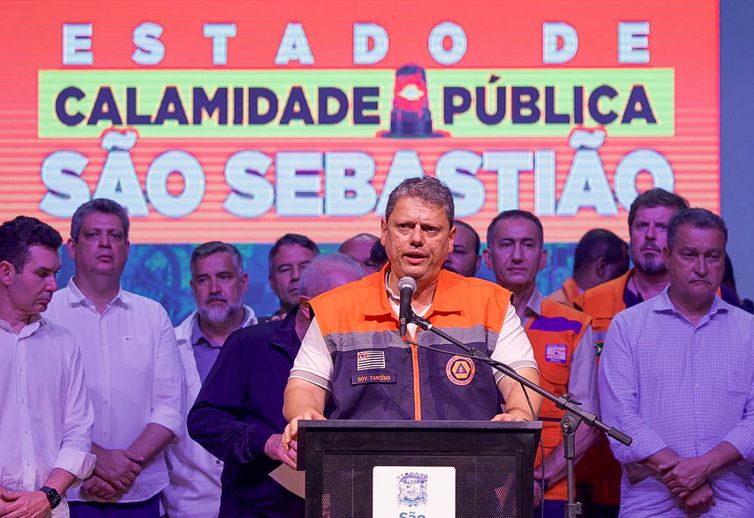 Governador de São Paulo, Tarcísio de Freitas, visita São Sebastião, após chuvas causarem estragos.